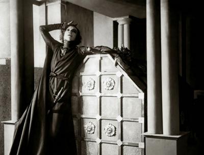 Filippo Nigro, interpreta The Mystery of Hamlet. Al Teatro Romano Fabrizio Arcuri mescola cinema, musica e prosa